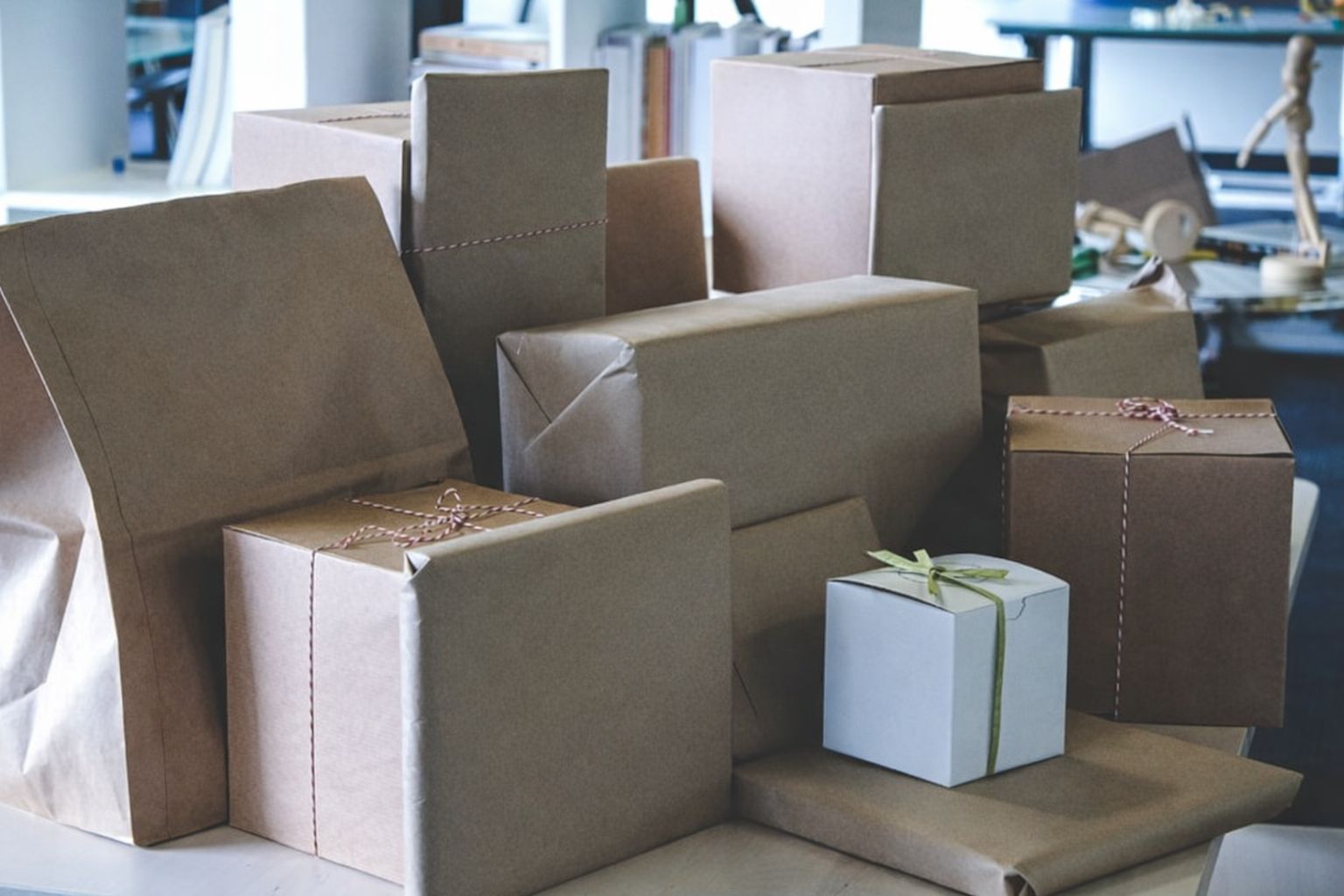 En samling paket och påsar i brunt papper, redo för frakt.